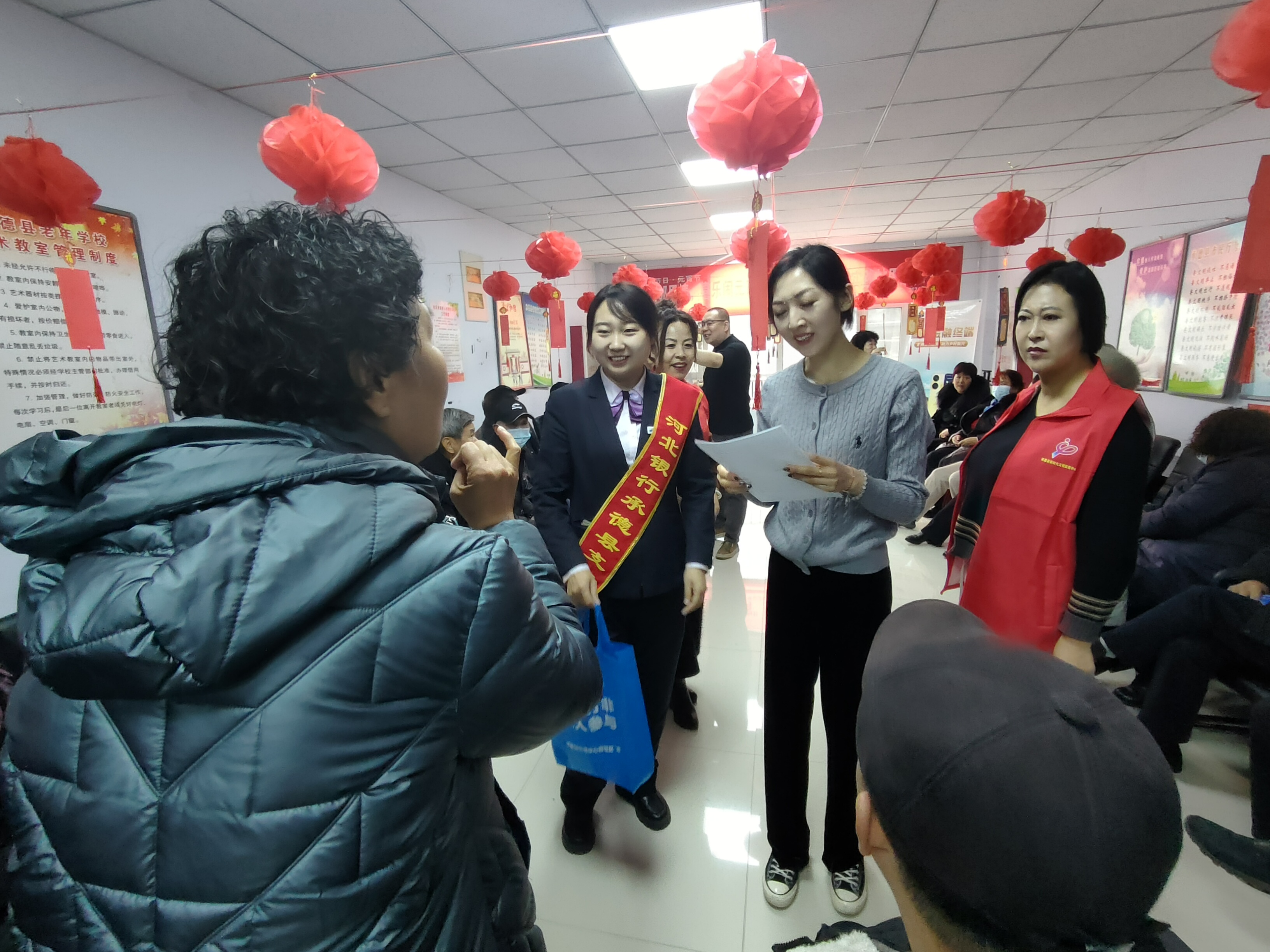 河北承德县：欢喜闹元宵 温暖邻里情_fororder_图二：猜灯谜活动，居民踊跃抢答 摄影：张丽丽