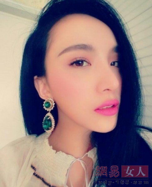 15岁萌妹整容成二次元蛇精 细数整容失败的女星(组图)