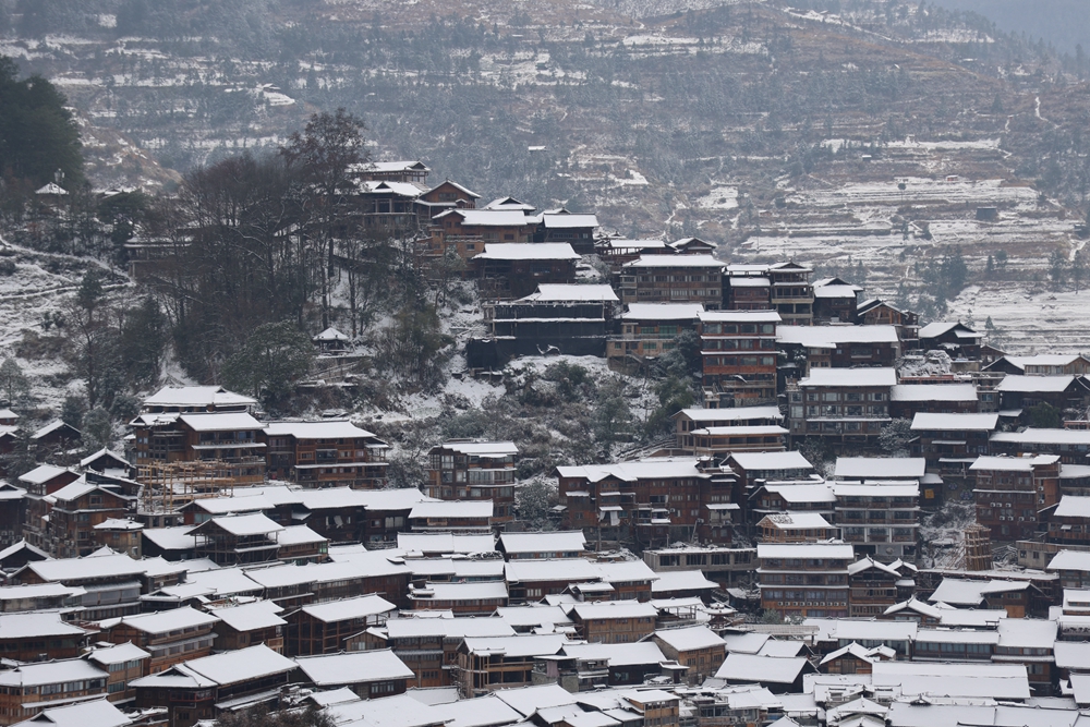 貴州雷山西江千戶苗寨迎來降雪  冬日雪景如畫_fororder_1月22日，貴州省雷山縣西江千戶苗寨迎來2024年第一場降雪。圖為苗寨夢幻般的雪景。9