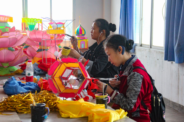 小型彩灯大受欢迎 自贡彩灯"父子兵"要让彩灯走进寻常百姓家