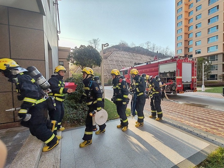 陇南市徽县消防救援大队深入辖区开展高层建筑灭火救援演练