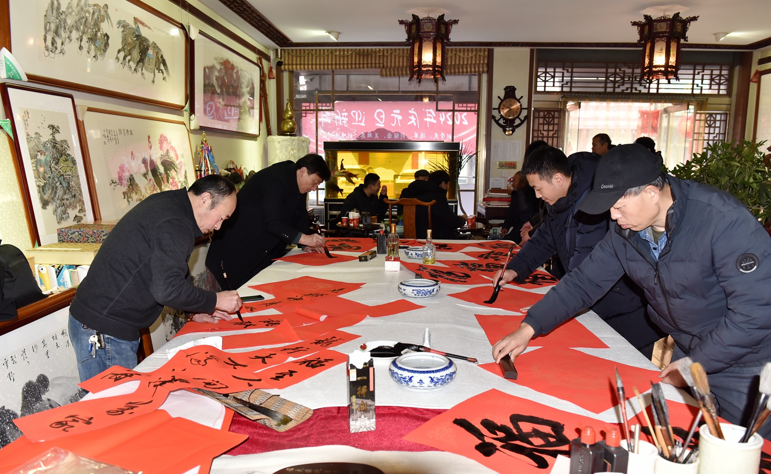 图片默认标题_fororder_文化名家们现场写福字 摄影 苑建军