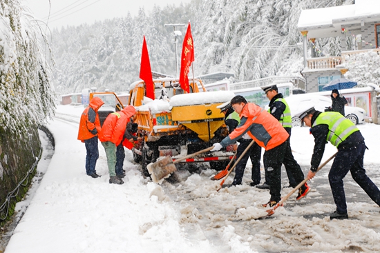 貴州天柱：聞“雪”而動 交通部門全力除雪保暢通_fororder_工作人員在掃雪除冰.JPG