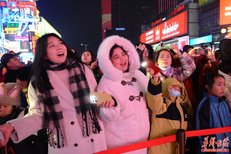 长沙黄兴广场：街头艺人献技 欢喜闹元宵