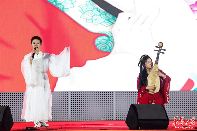 长沙黄兴广场：街头艺人献技 欢喜闹元宵