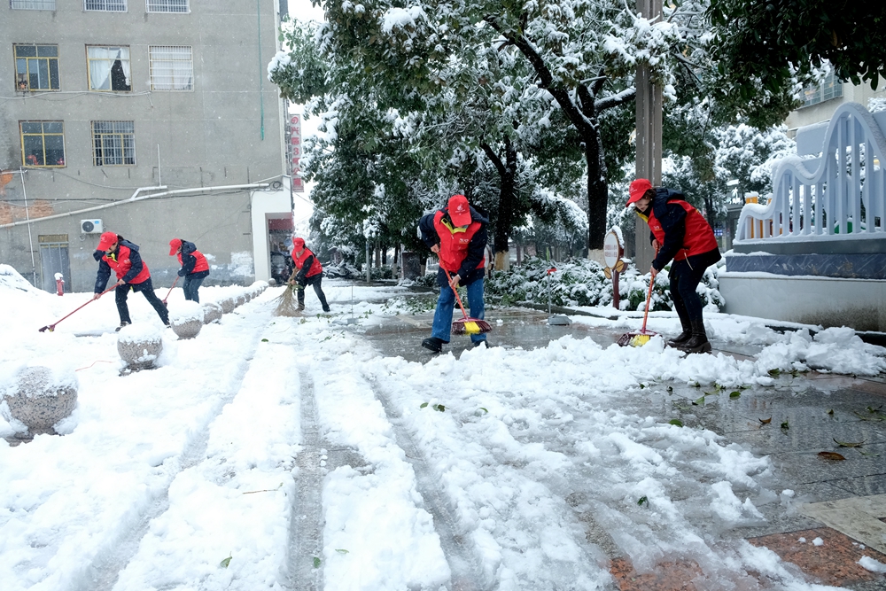 貴州天柱：幹群齊心 除雪保安全_fororder_縣電力局幹部職工在清掃路面的積雪。.JPG