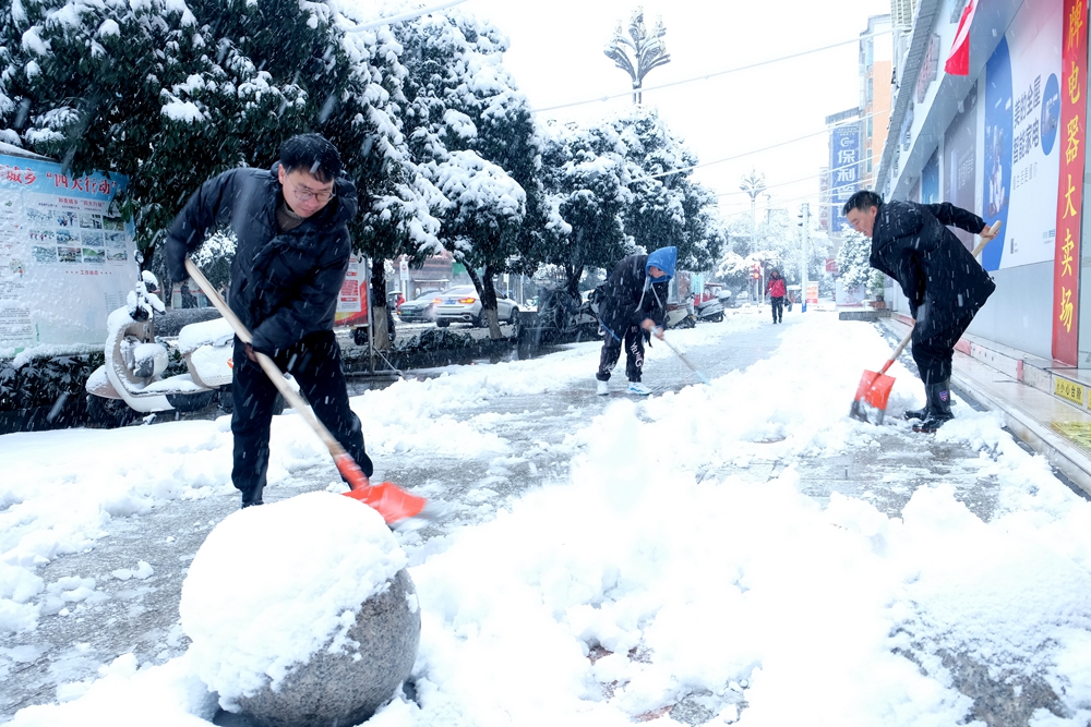 貴州天柱：幹群齊心 除雪保安全_fororder_縣融媒體中心幹部職工在縣文體廣電旅遊局門口掃除路道積雪。.JPG