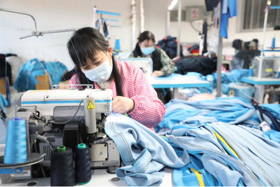 河北鹽山：年底訂單足 車間生産忙_fororder_河北鹽山：年底訂單足 車間生産忙248