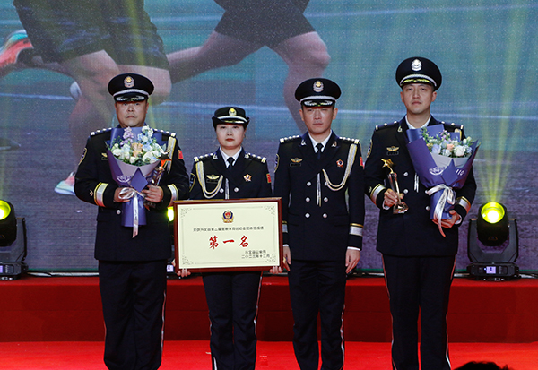 宜宾兴文县公安局举行“公安心向党 护航新征程——向人民报告”展示活动_fororder_颁奖现场-摄影-何芳-2