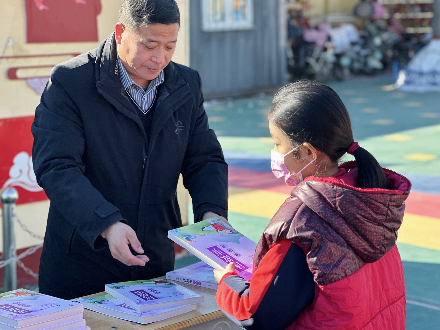 图片默认标题_fororder_学校校长为孩子们颁发课外读本 摄影 朱肖