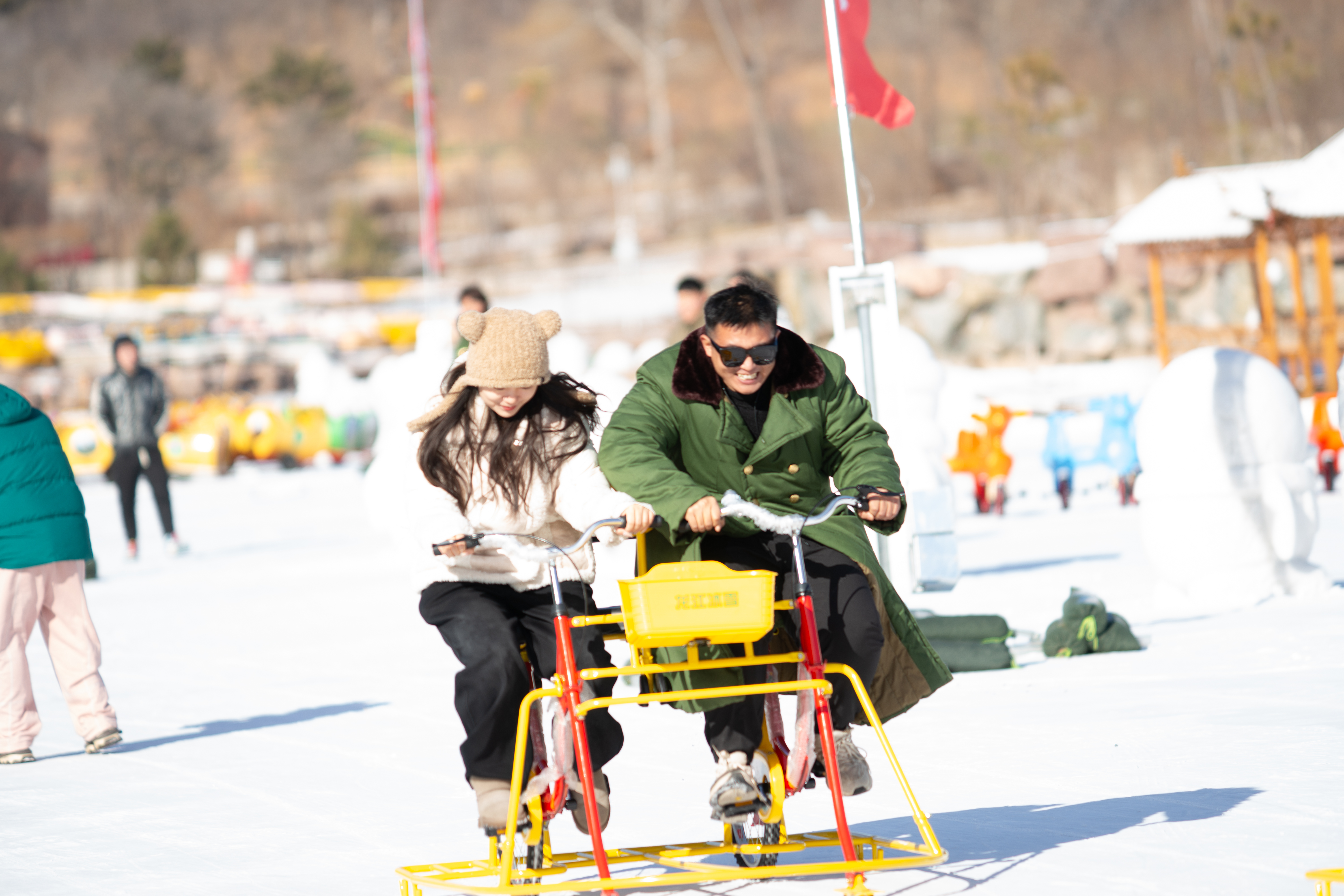 河北承德县：畅享银冬冰雪 品味滦河年俗_fororder_图三为游客在唐家湾丹霞温泉度假区体验冰雪游玩项目。承德县委宣传部供图