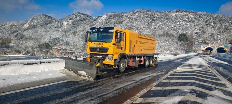 浙江多地高速被“冰冻” 吹雪车、破冰车火速集结支援_fororder_W020240123750130710086