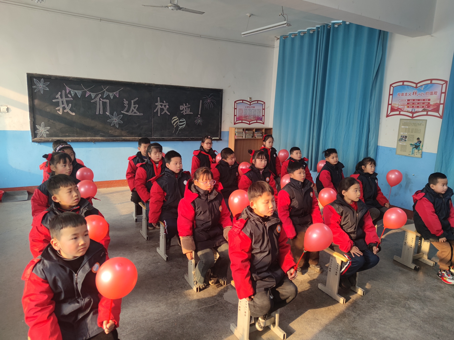 图片默认标题_fororder_南峪村学校学生认真聆听班会 摄影 石庆辉