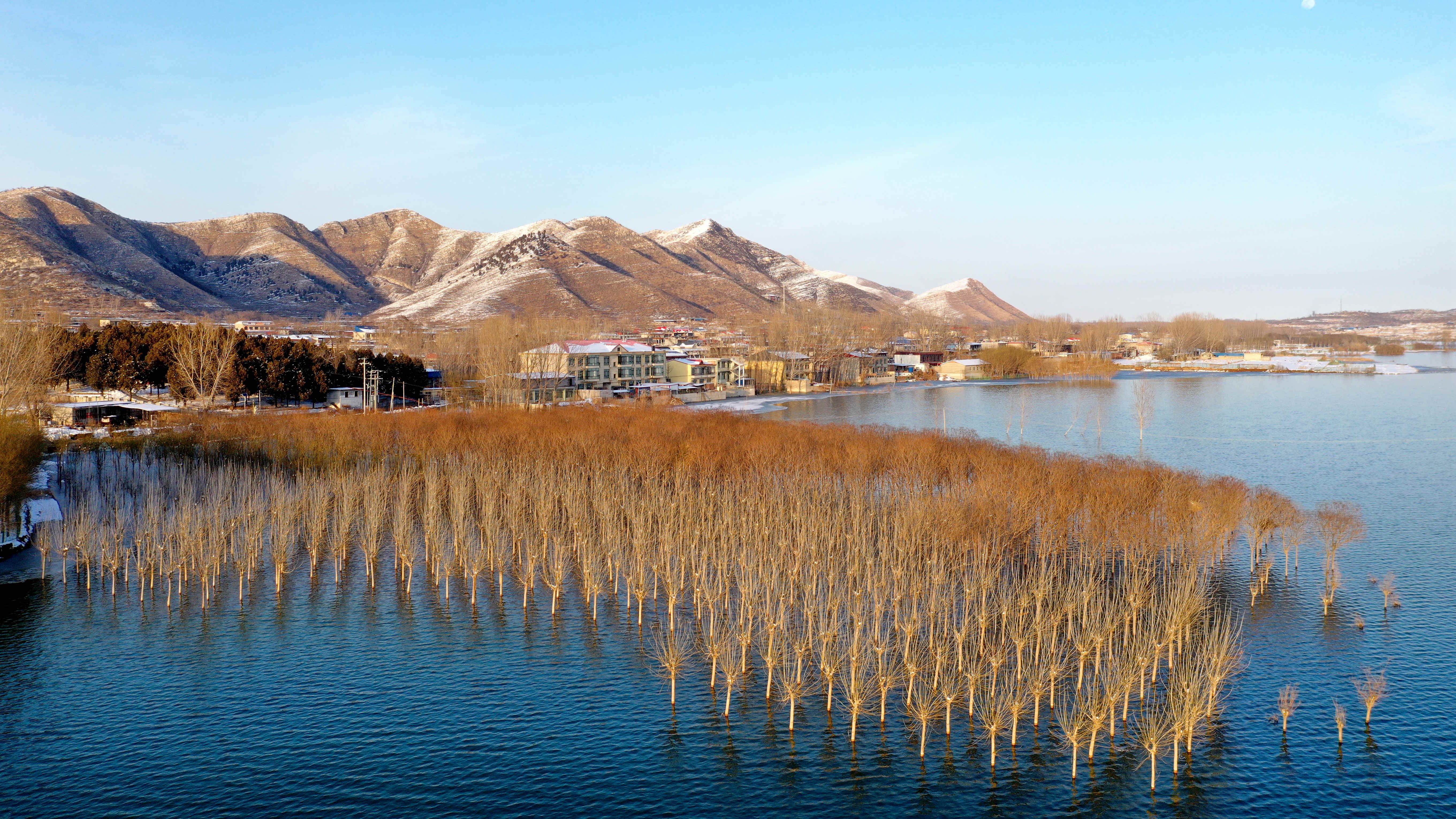 河北唐县：雪后水库 如诗如画_fororder_远山披银装，美景尽收眼底