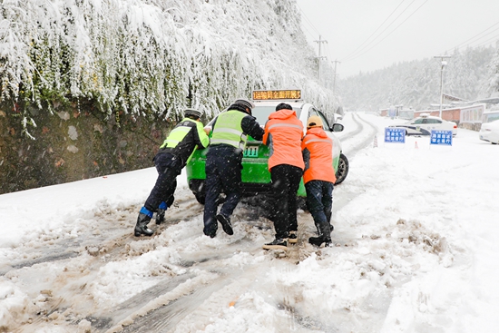 貴州天柱：聞“雪”而動 交通部門全力除雪保暢通_fororder_工作人員幫助司機推車.JPG