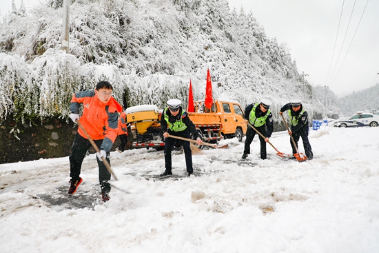 貴州天柱：聞“雪”而動 交通部門全力除雪保暢通_fororder_工作人員在掃雪除冰1.JPG