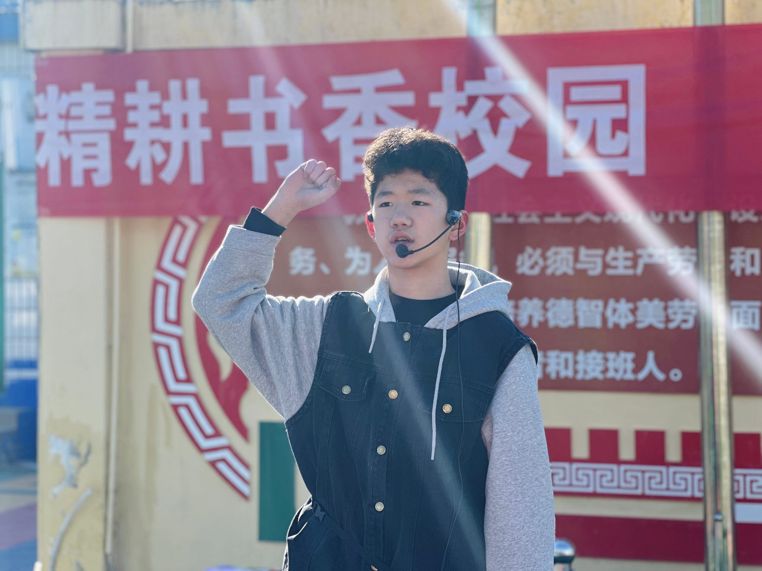 图片默认标题_fororder_学生们集体宣誓 摄影 朱肖