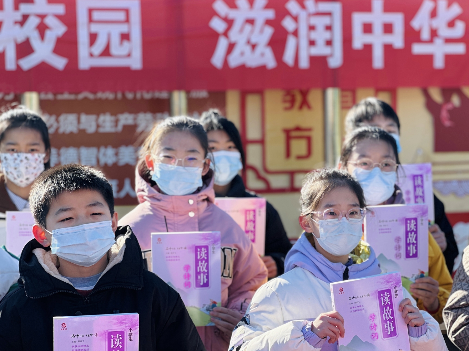 图片默认标题_fororder_学生集体展示阅读书籍 摄影 朱肖