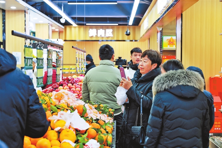 信陽年貨市場紅紅火火迎新年