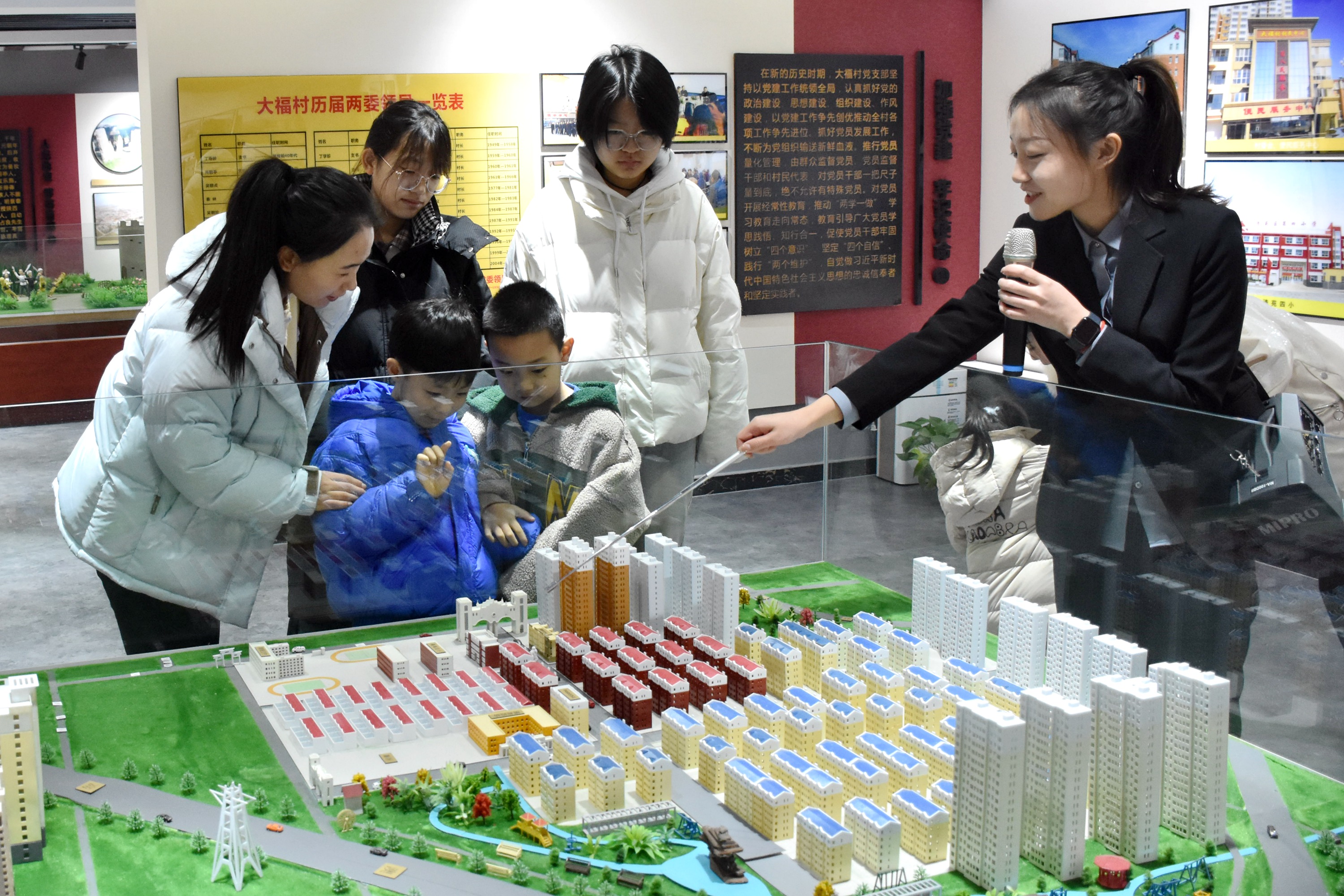 图片默认标题_fororder_村民参观大福村村史馆，从沙盘感受新农村建设成果。 赵琪摄.JPG