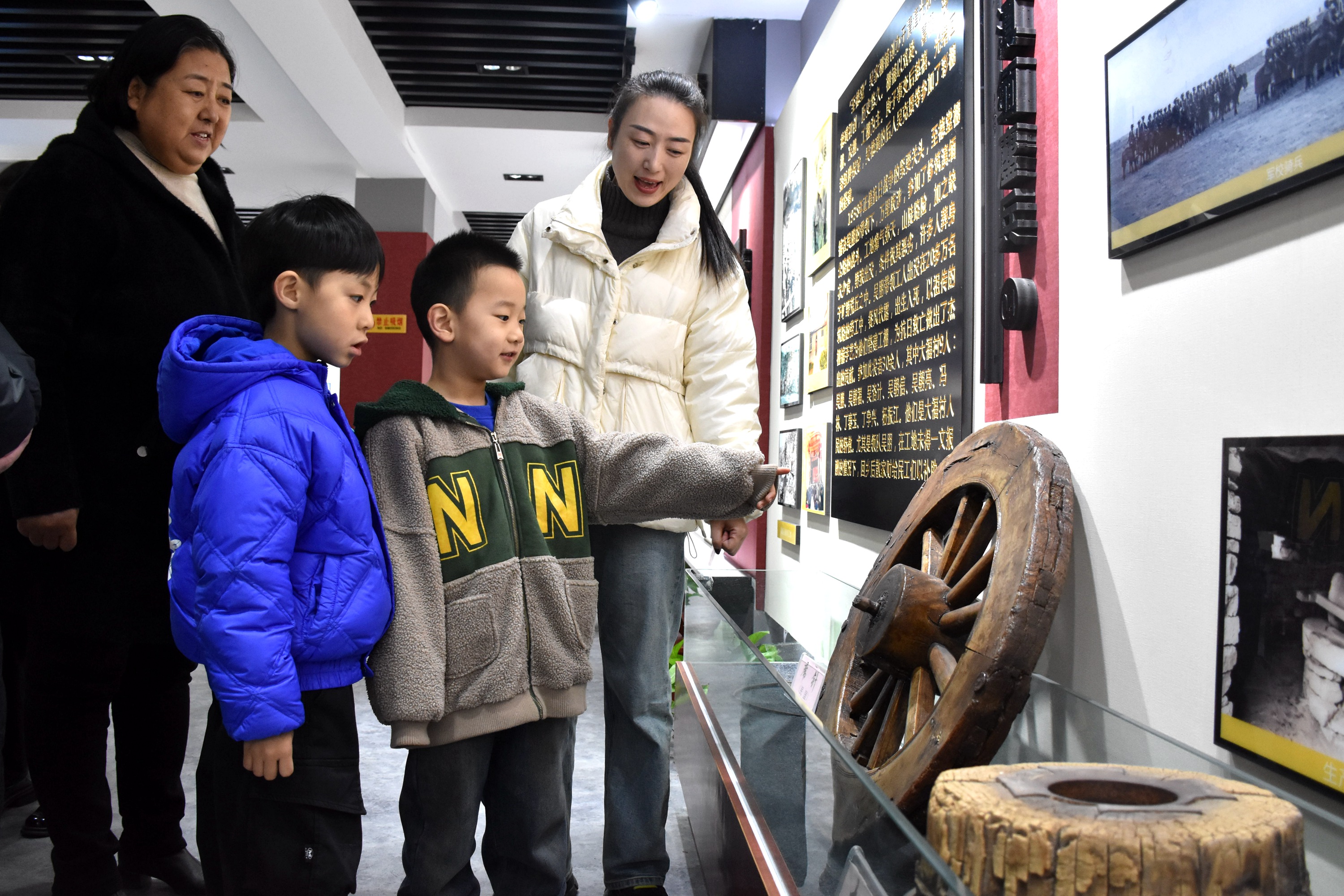 图片默认标题_fororder_小朋友参观大福村村史馆，由老物件体会农村发展变革。 赵琪摄.JPG