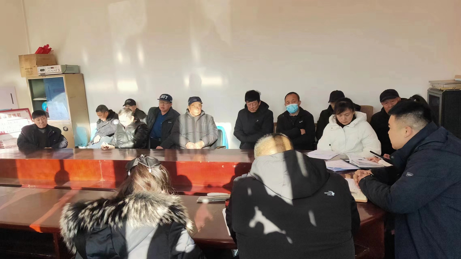 图片默认标题_fororder_满城区五里铺村党支部召开党员大会 党支部书记汇报贷款事宜 摄影 曹萌