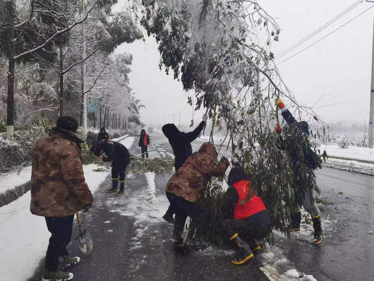 湖南郴州市苏仙区：干群合力铲冰除雪 守护群众安全出行_fororder_微信图片_20240124151710