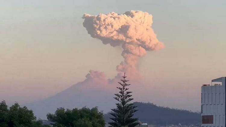 墨西哥波波卡特佩特火山持续喷发 附近机场多架航班取消