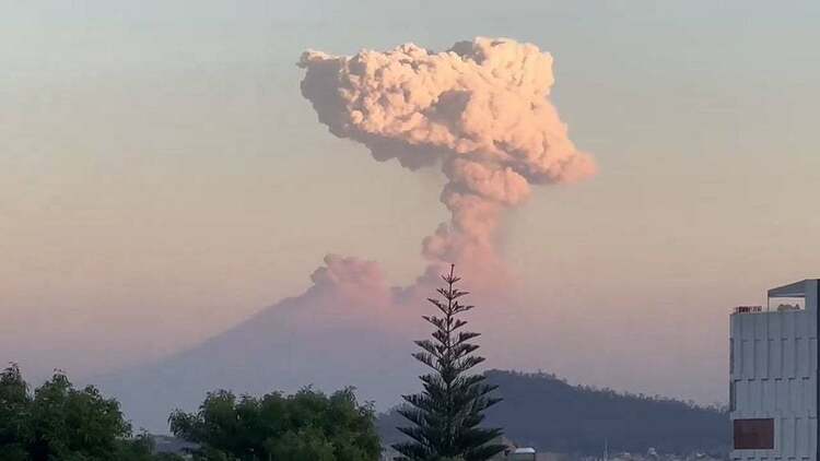墨西哥波波卡特佩特火山持续喷发 附近机场多架航班取消