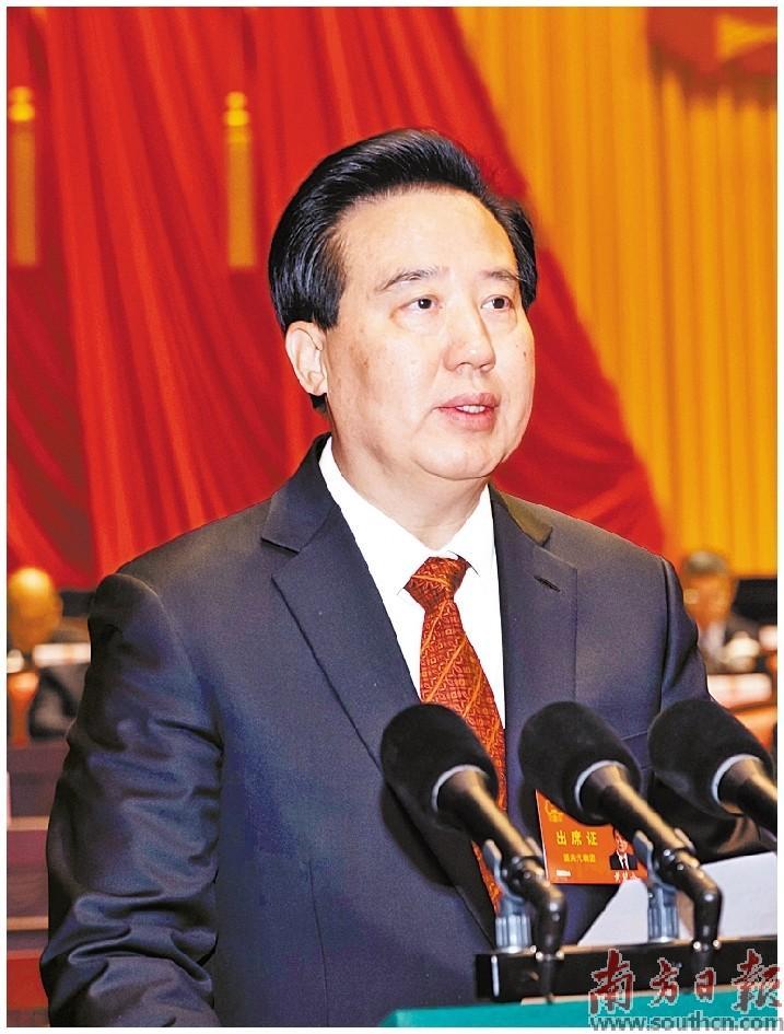 省人大常委会主任黄楚平作常委会工作报告.