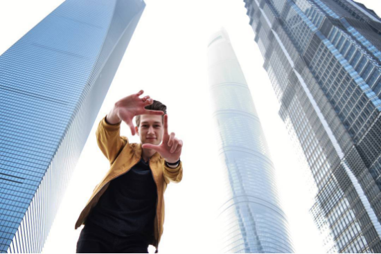 我们来自不同的国家，我们都体验了一些只有在中国才能够成就的事