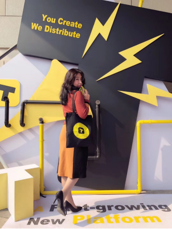 我们来自不同的国家，我们都体验了一些只有在中国才能够成就的事