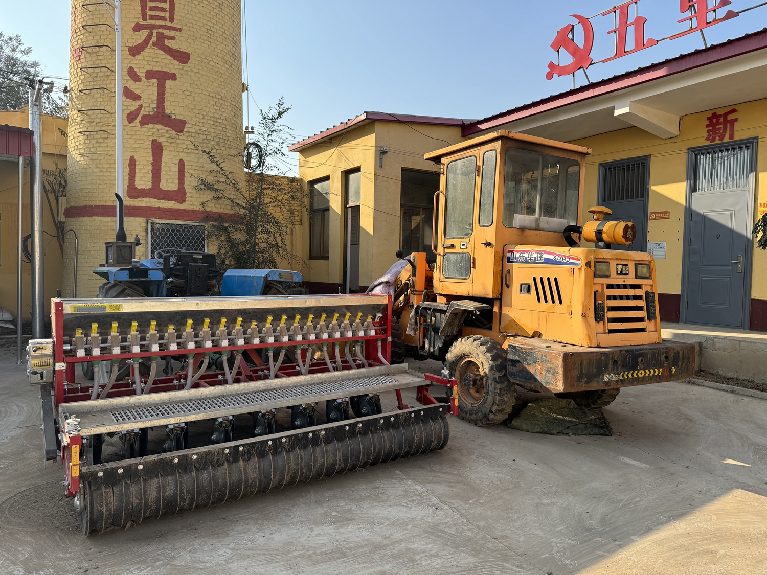 图片默认标题_fororder_满城区五里铺村党支部购买的大型机械 摄影 曹萌