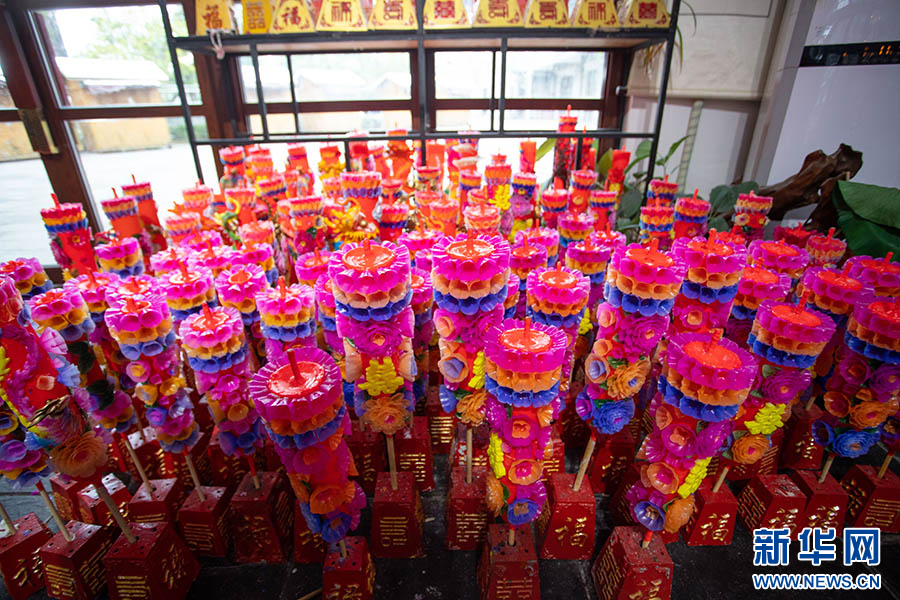 重庆秀山：制作非遗花烛 供应节日市场