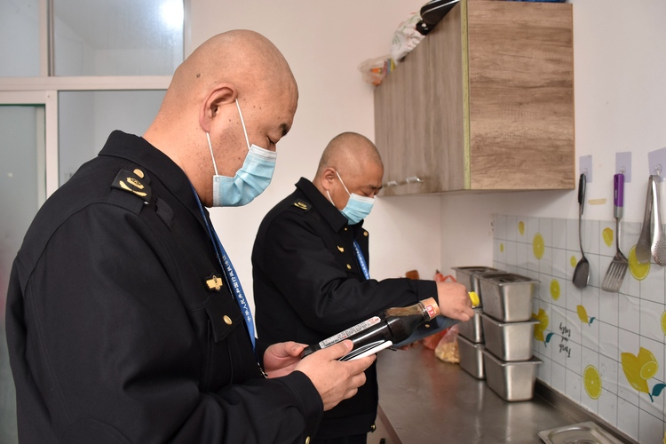 河北清苑：全力守护“开学季”校园食品安全_fororder_执法人员检查校园周边食品经营店。赵琪摄.JPG