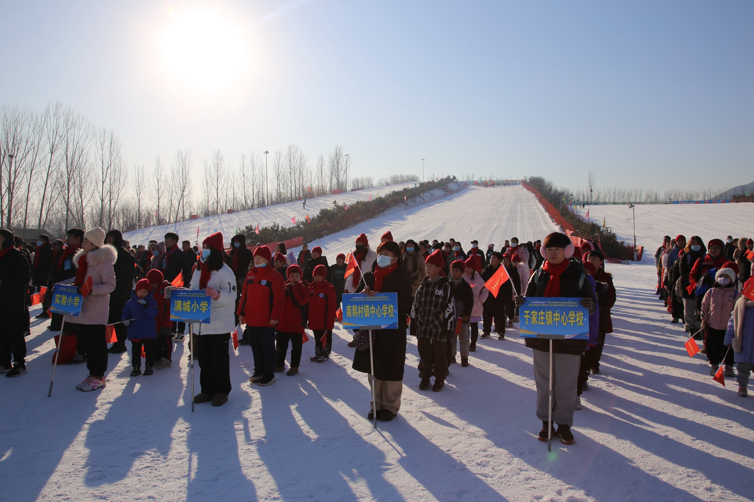 保定市满城区举办第五届冰雪运动会冰雪嘉年华活动_fororder_图为冰雪运动会参赛代表队 摄影 袁野.JPG
