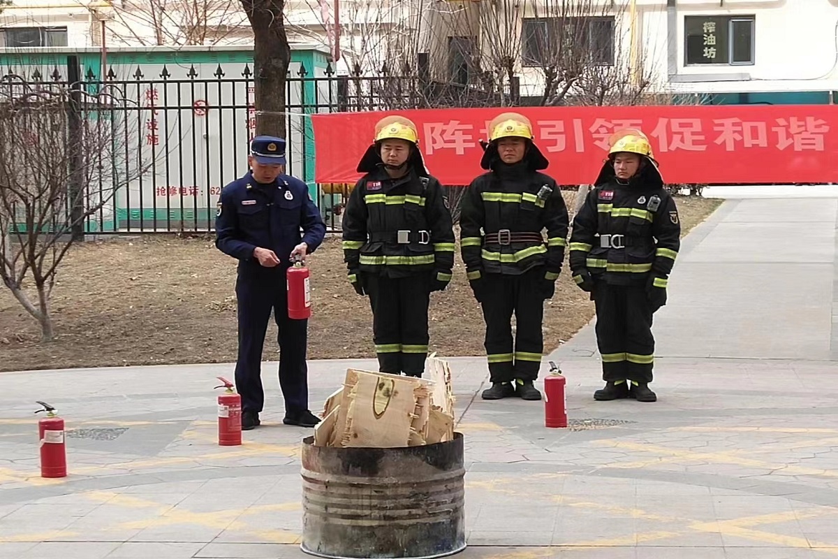 蘭州消防開展“擦亮眼睛 辨別真偽”  消防産品宣傳科普活動_fororder_消防員講解演示正確滅火方法