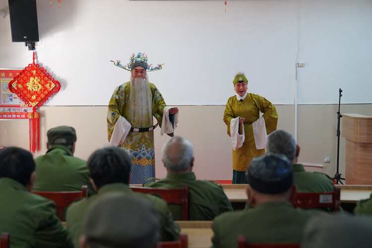 河北清苑：“文化进万家”惠民演出走进光荣院_fororder_清苑区哈哈腔剧团演员为光荣院老人演唱哈哈腔优秀传统剧目《呼家将》选段。摄影 王磊