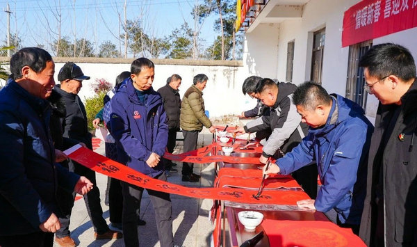 【原创】信阳光山：书法家下乡进村 手写春联送村民_fororder_2