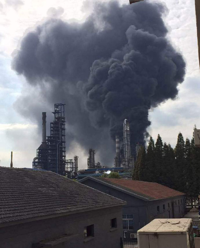 南京一炼油厂发生爆燃 现场黑烟滚滚(组图)