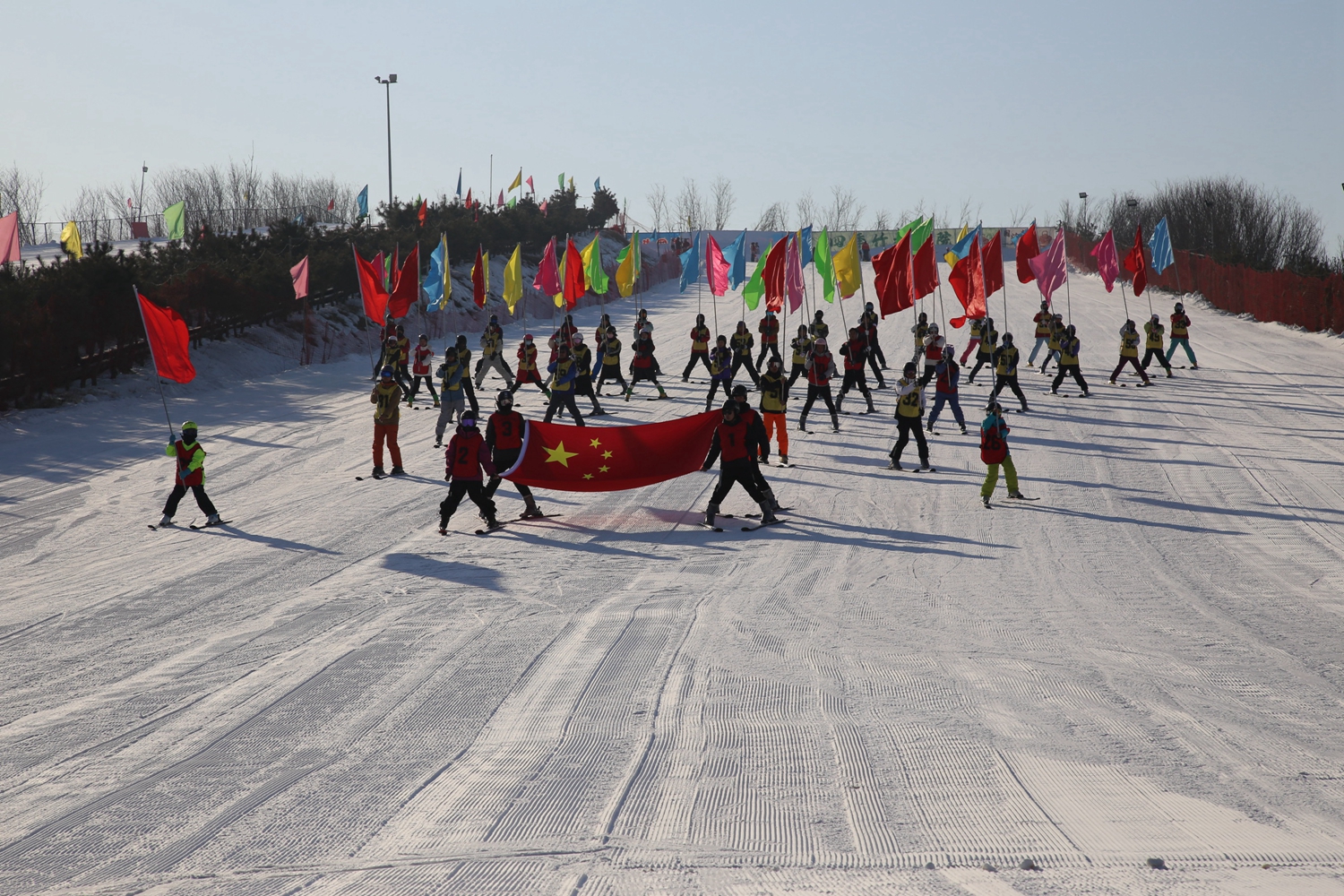 保定市满城区举办第五届冰雪运动会冰雪嘉年华活动_fororder_鲜艳的五星红旗在国旗护卫队的护送下出旗 摄影 袁野.JPG