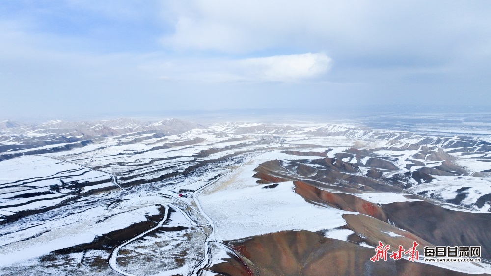 祁连山民乐段：群山巍峨云雾缭绕 春雪着墨宛若画卷_fororder_3