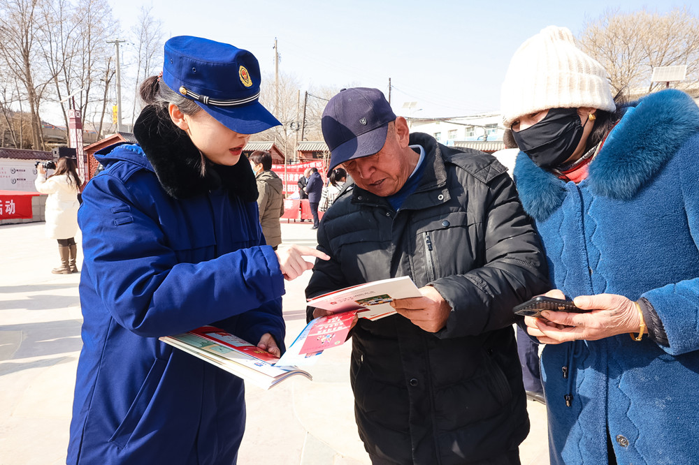 兰州消防借力“三下乡”活动开展消防安全宣传_fororder_宣传员向村民讲解消防安全常识