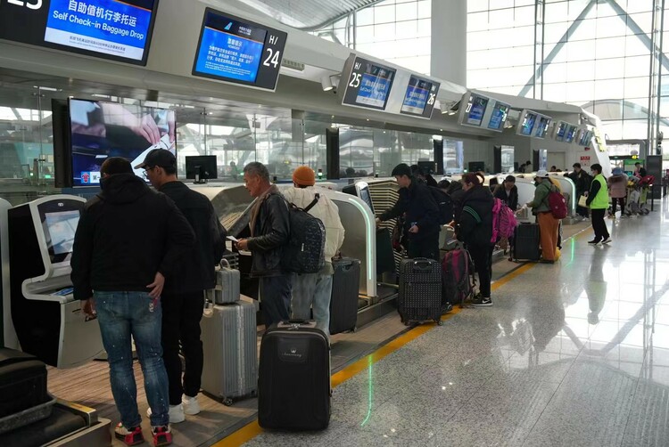 春運首日白雲機場客流進出兩旺