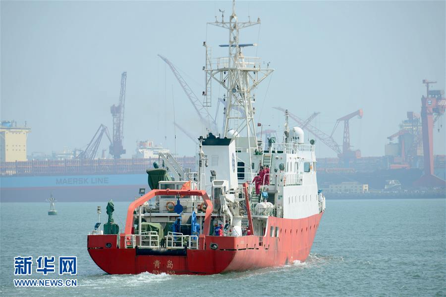 “科学三号”调查船青岛起航