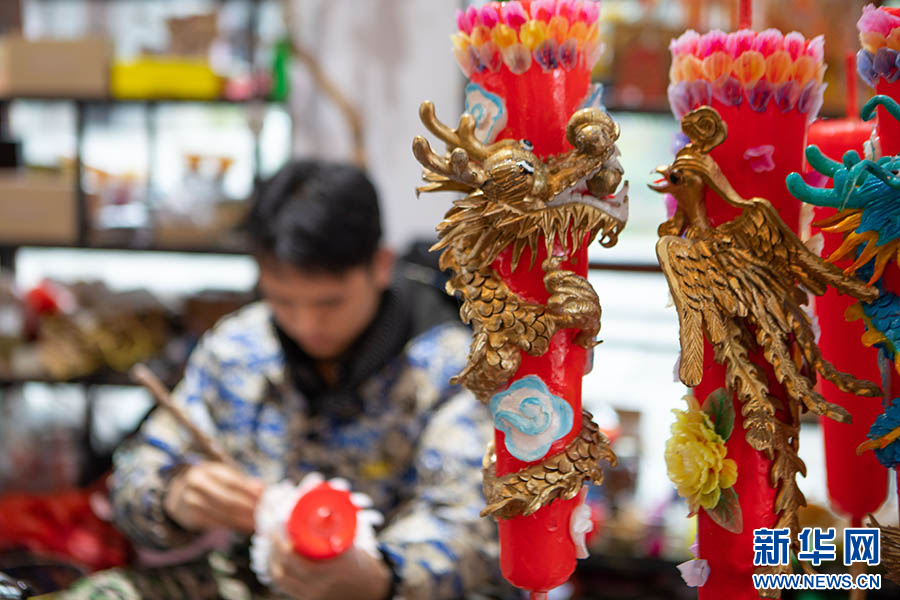 重庆秀山：制作非遗花烛 供应节日市场