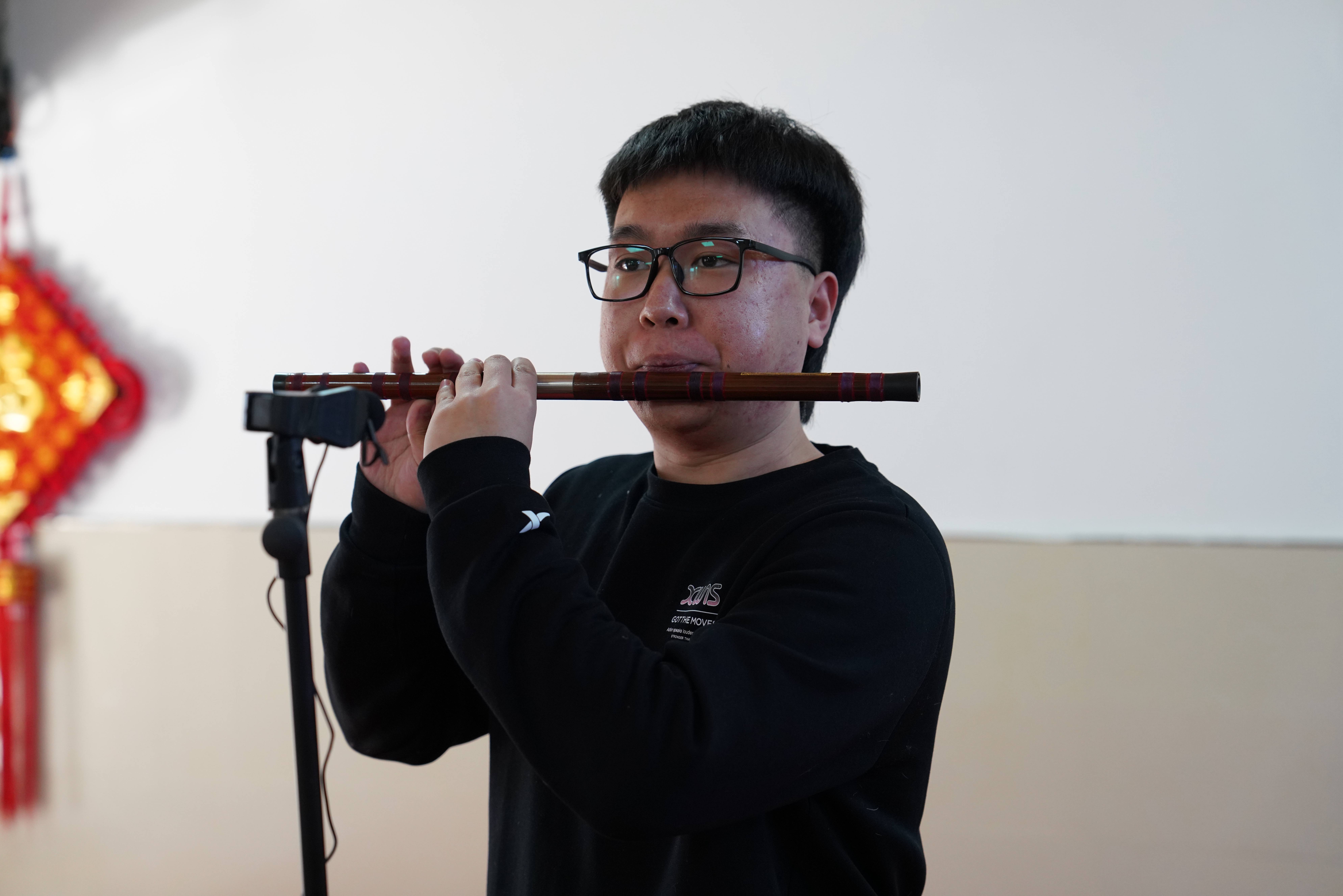 河北清苑：“文化进万家”惠民演出走进光荣院_fororder_清苑区哈哈腔剧团演员为光荣院老人表演笛子独奏《扬鞭催马运粮忙》。摄影 王磊