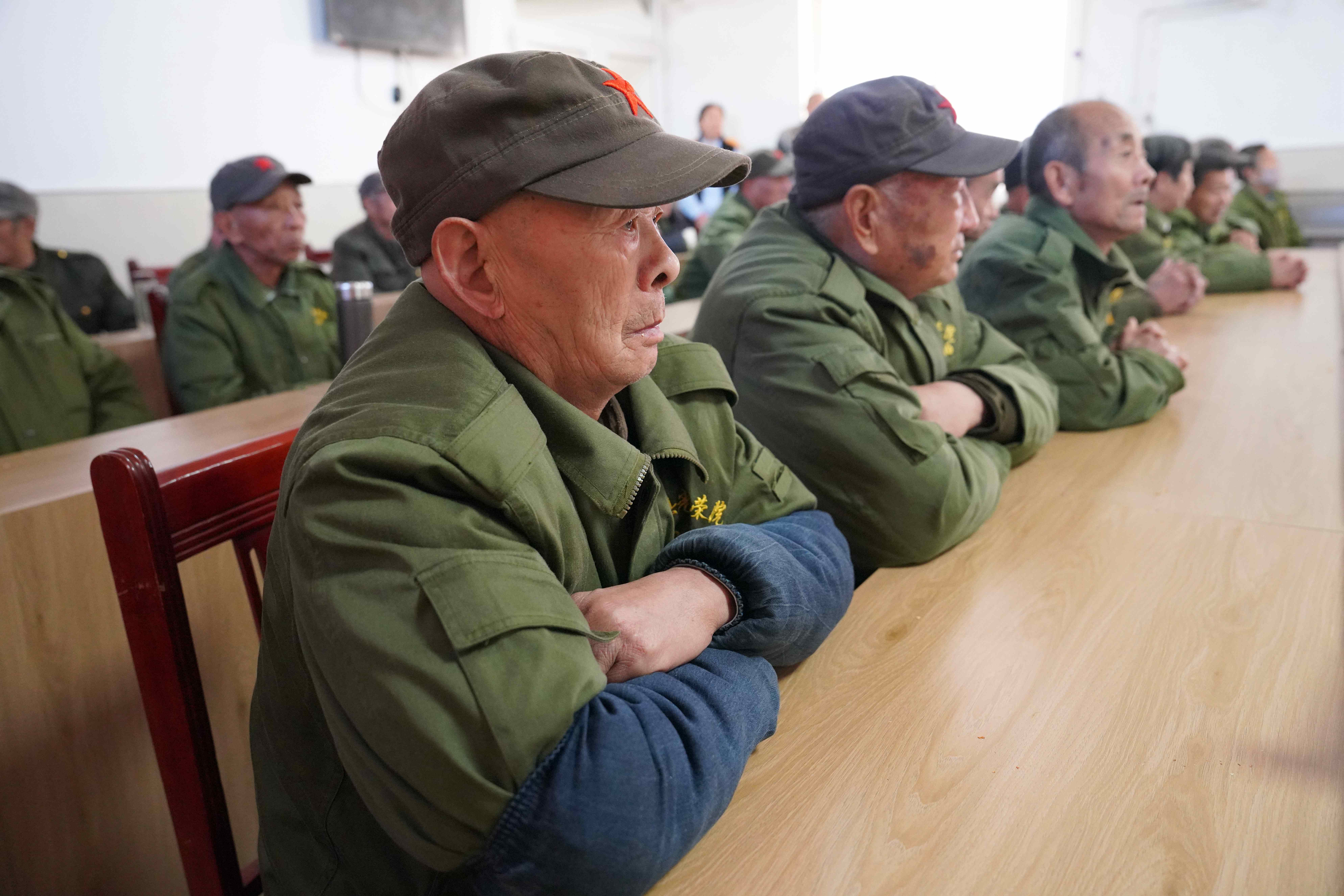 河北清苑：“文化进万家”惠民演出走进光荣院_fororder_清苑区光荣院老人观看哈哈腔优秀传统剧目表演。摄影王磊