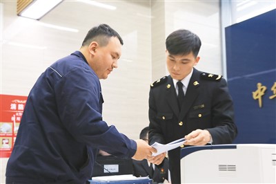 中哈（连云港）物流合作基地里的“马合江们”：“我相信‘一带一路’将改变世界”