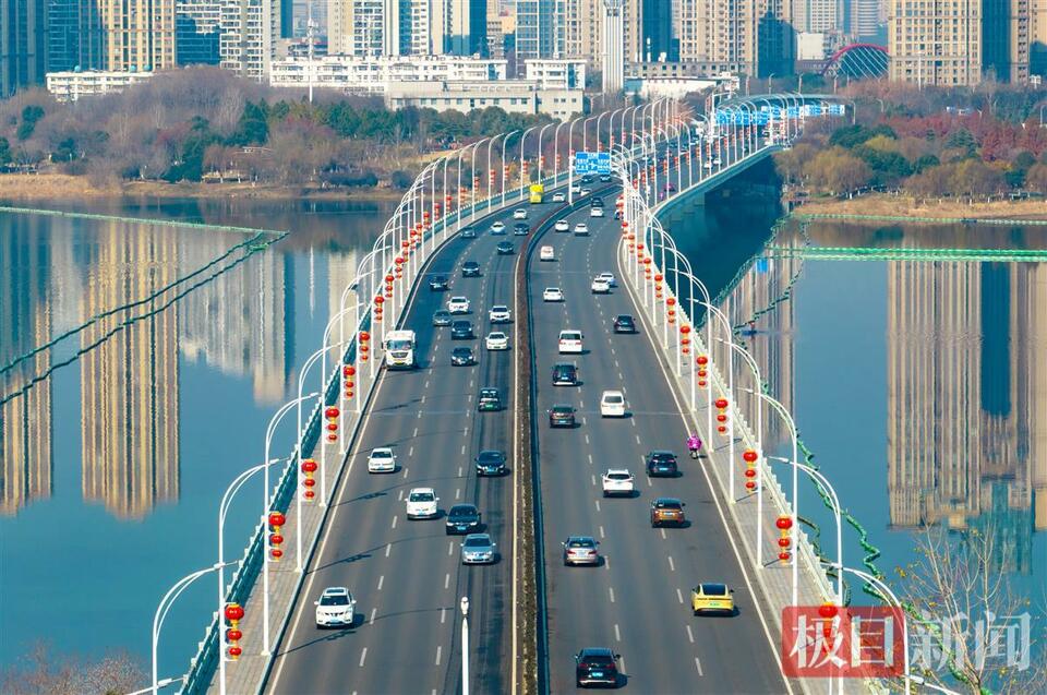 2万组大红灯笼和中国结陆续挂起武汉张灯结彩迎春节